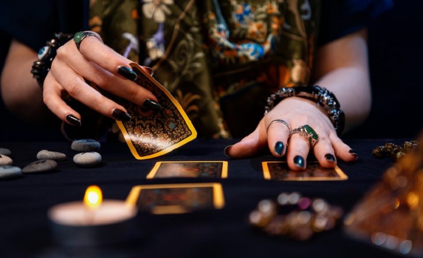 The Best Prom Entertainment Ideas for a Night to Remember: Fortune Teller